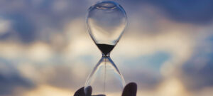 ガラスの砂時計を持つ人